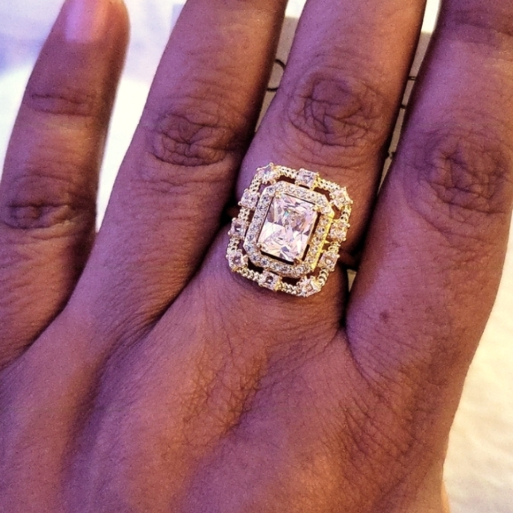 Elegant Gold and White Ring - Picture 3 of 4